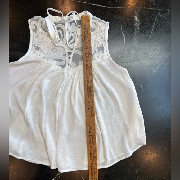 Free People XS Flowy White Sleeveless V-Neck Top With Lace Floral Detail - Picture 6 of 7